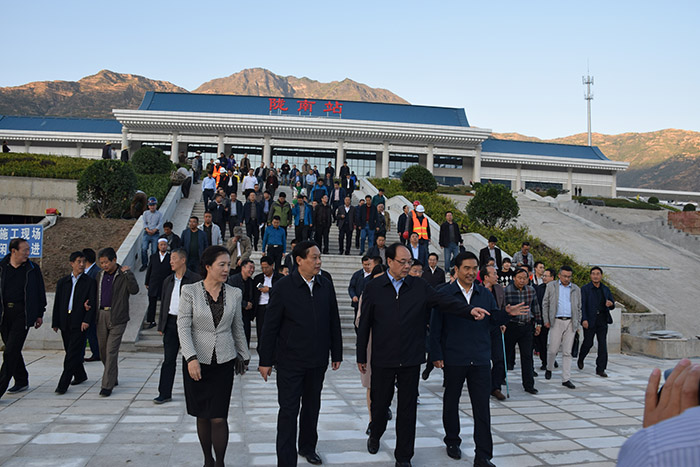 全國、省市政協(xié)委員體驗(yàn)蘭渝鐵路、視察階州廣場