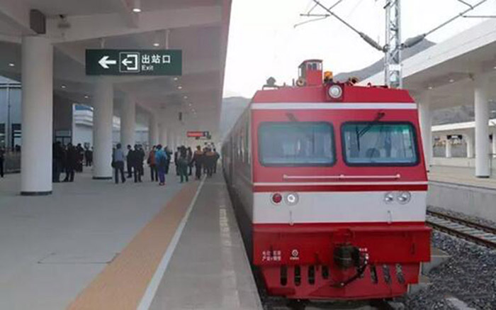 全國、省市政協(xié)委員體驗(yàn)蘭渝鐵路、視察階州廣場