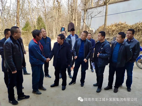 市龍江集團(tuán)在文縣橋頭鎮(zhèn)安子坡村開(kāi)展“解難題、辦實(shí)事、送溫暖”活動(dòng)