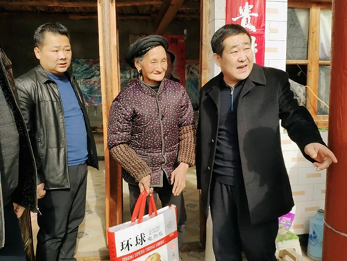 市龍江集團(tuán)在文縣橋頭鎮(zhèn)安子坡村開(kāi)展“解難題、辦實(shí)事、送溫暖”活動(dòng)