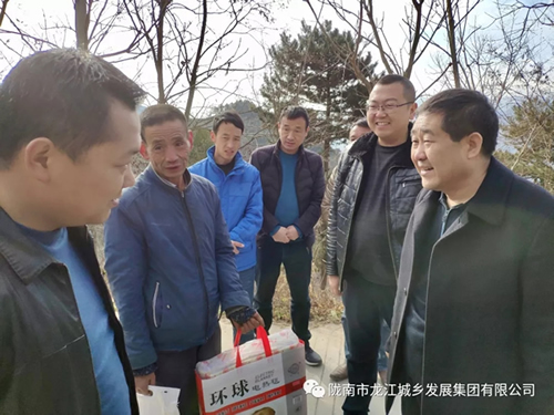 市龍江集團(tuán)在文縣橋頭鎮(zhèn)安子坡村開(kāi)展“解難題、辦實(shí)事、送溫暖”活動(dòng)