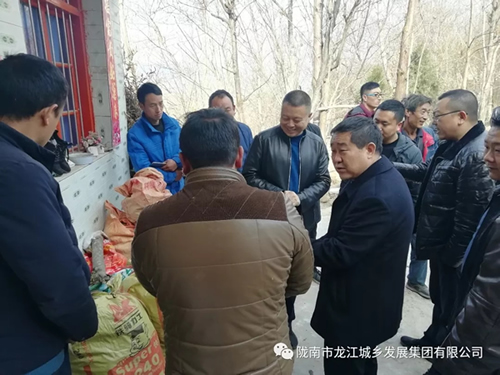 市龍江集團(tuán)在文縣橋頭鎮(zhèn)安子坡村開(kāi)展“解難題、辦實(shí)事、送溫暖”活動(dòng)