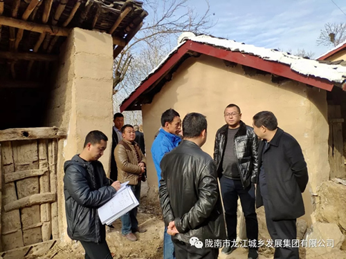 市龍江集團(tuán)在文縣橋頭鎮(zhèn)安子坡村開(kāi)展“解難題、辦實(shí)事、送溫暖”活動(dòng)