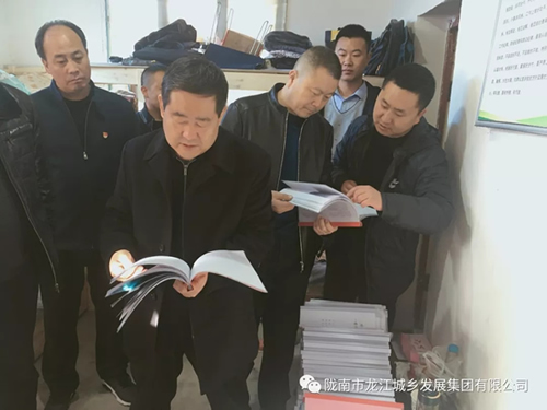 市龍江集團(tuán)在文縣橋頭鎮(zhèn)安子坡村開(kāi)展“解難題、辦實(shí)事、送溫暖”活動(dòng)