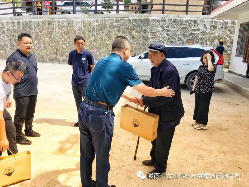 “感黨恩、憶黨史”，--市龍江城鄉(xiāng)發(fā)展集團公司開展慶祝建黨99周年主題黨日活動